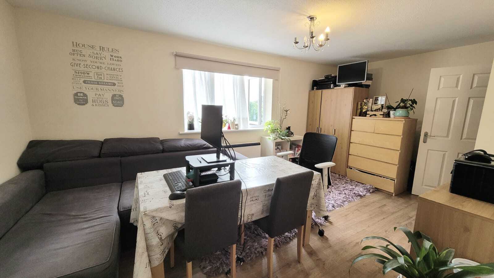 Flat Rochester Drive in Watford