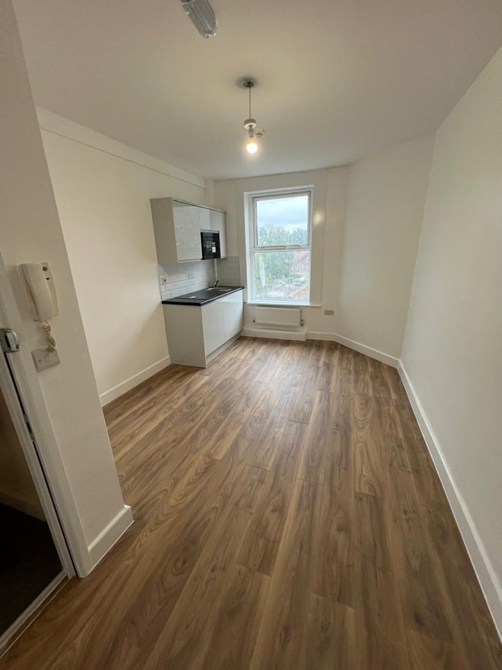 Flat Pellatt Grove in Greater London
