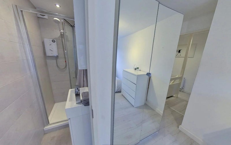 Room Shuttleworth Road in Greater London