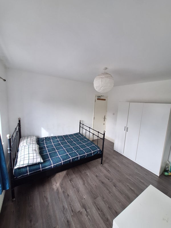 Room Highbury Avenue in Greater London