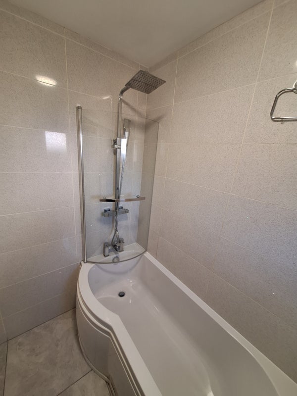 Room Highbury Avenue in Greater London