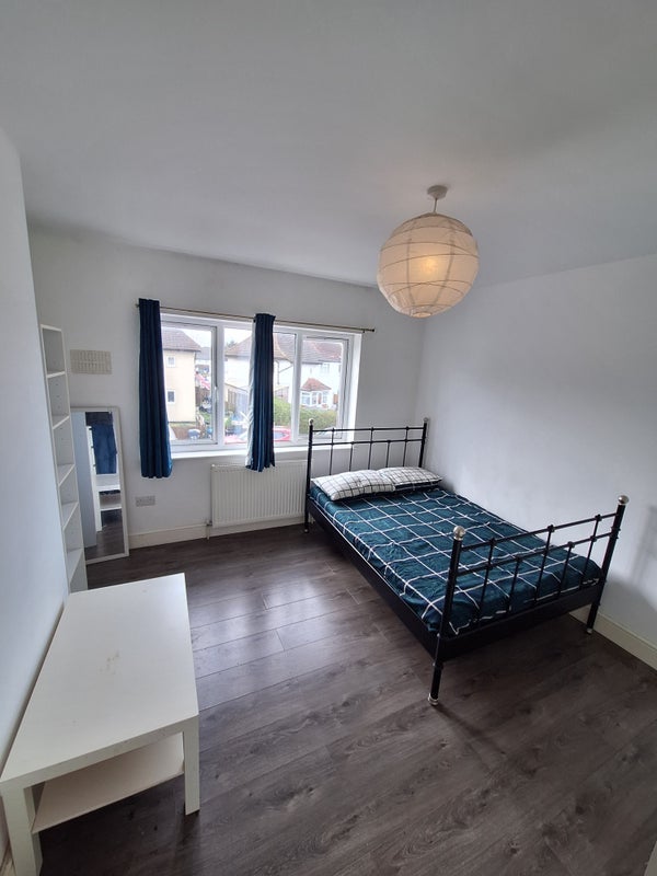 Room Highbury Avenue in Greater London
