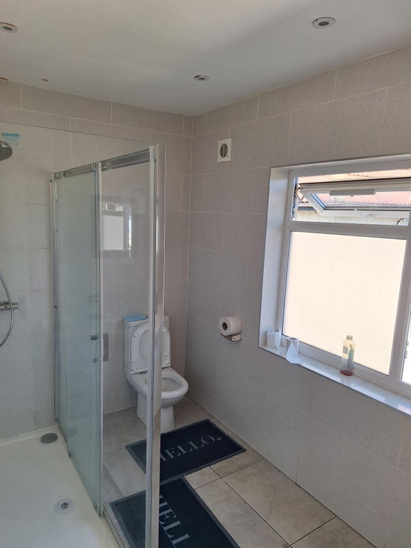 Room Highbury Avenue in Greater London
