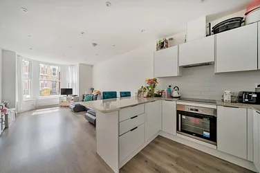 Flat High Street Colliers Wood in Greater London