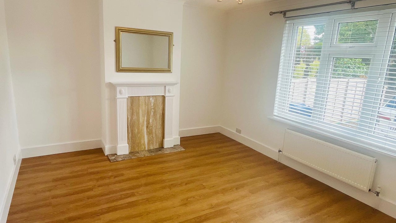 Flat Maple Grove in Greater London