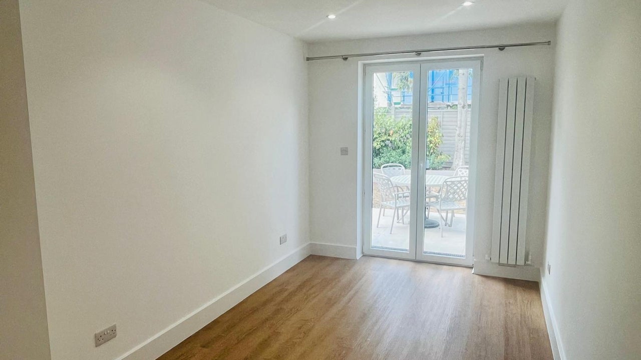 Flat Maple Grove in Greater London