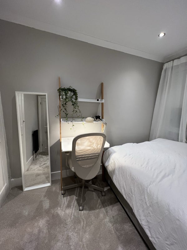 Room Queen Street in Greater London