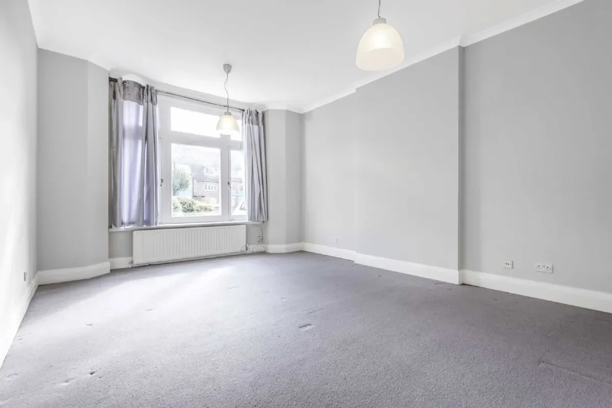 Flat Grange Road in Greater London