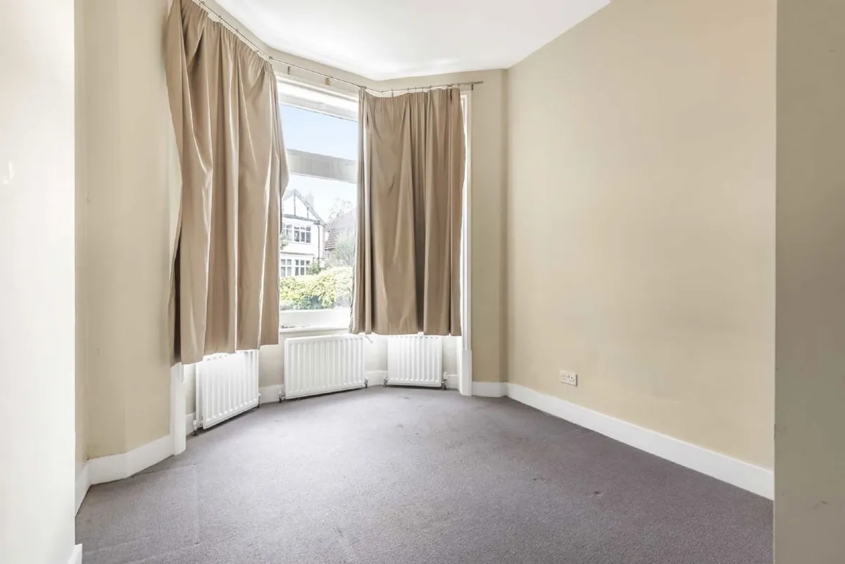 Flat Grange Road in Greater London