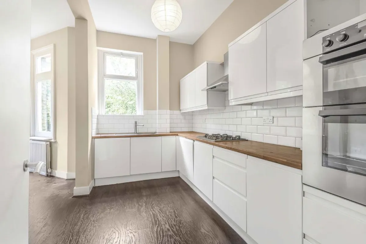 Flat Grange Road in Greater London