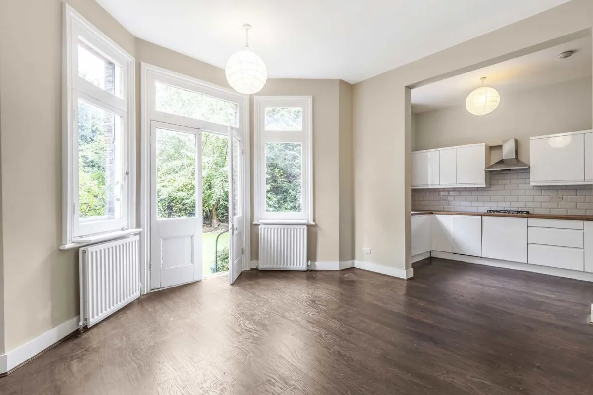 Flat Grange Road in Greater London