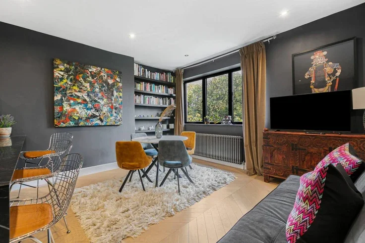 Flat Holland Road in Greater London