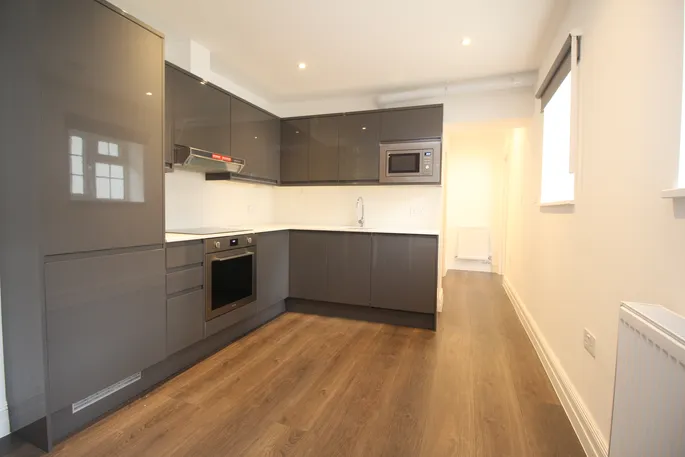 Flat Wendover Road in Greater London