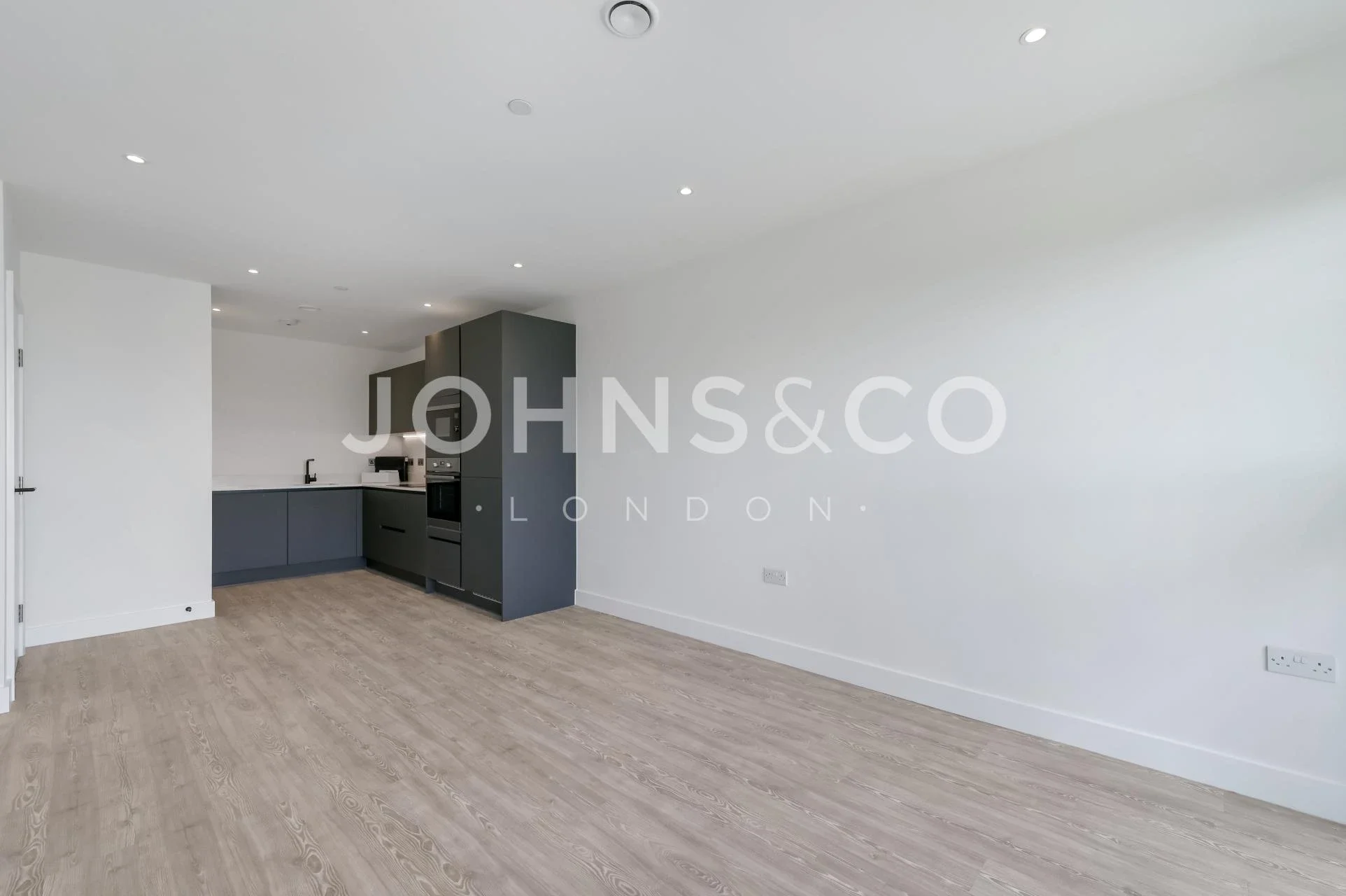 Flat Chiswick High Road in Greater London