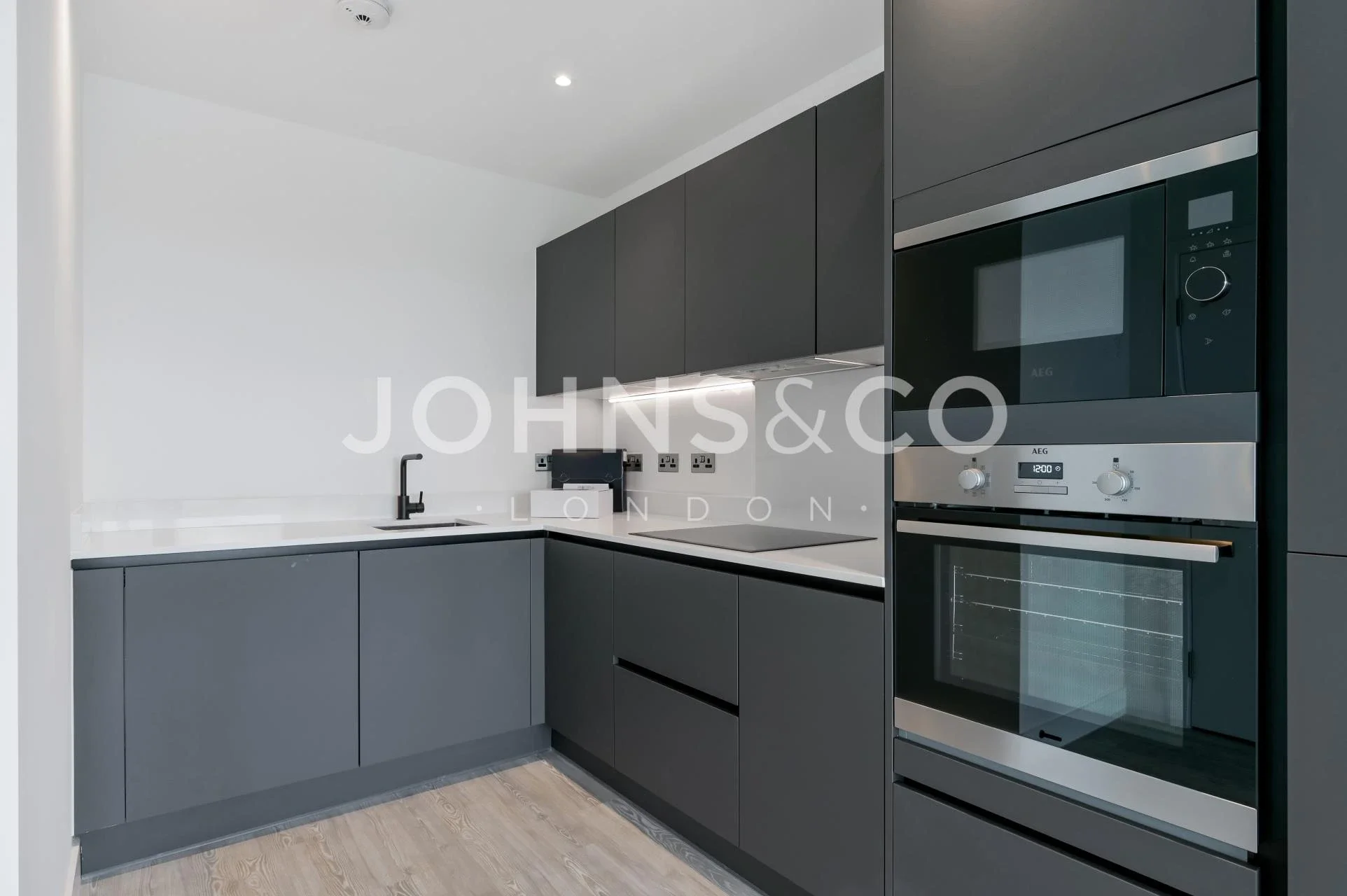 Flat Chiswick High Road in Greater London