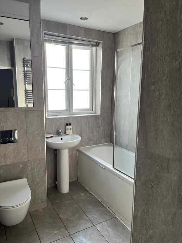 Room Cleveleys Road in Greater London