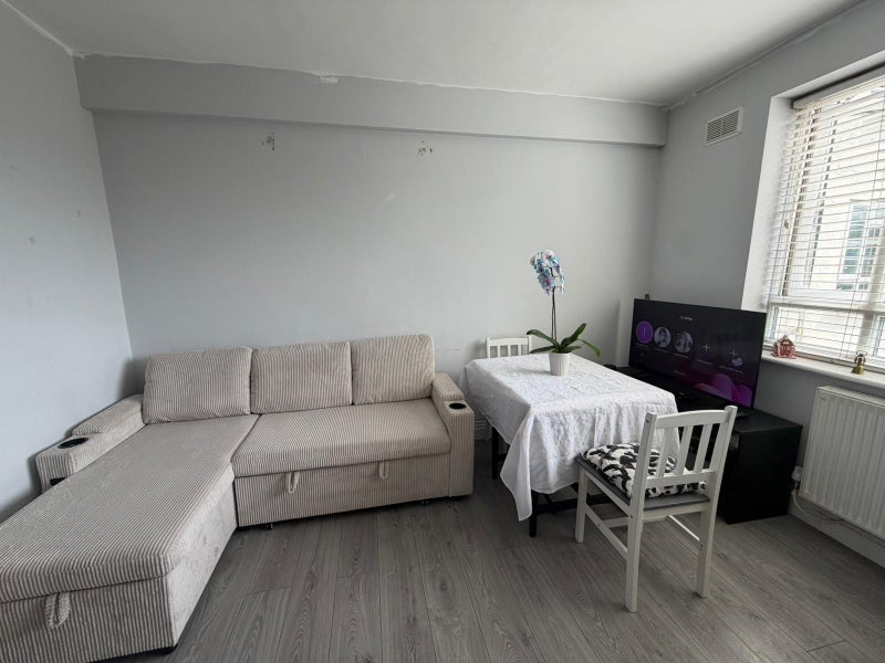 Room Cleveleys Road in Greater London