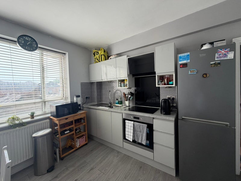 Room Cleveleys Road in Greater London