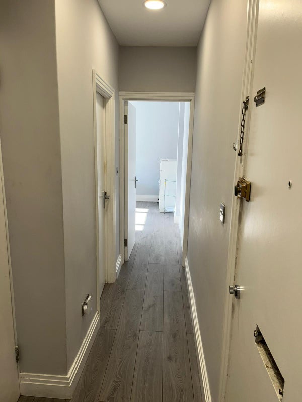 Room Cleveleys Road in Greater London