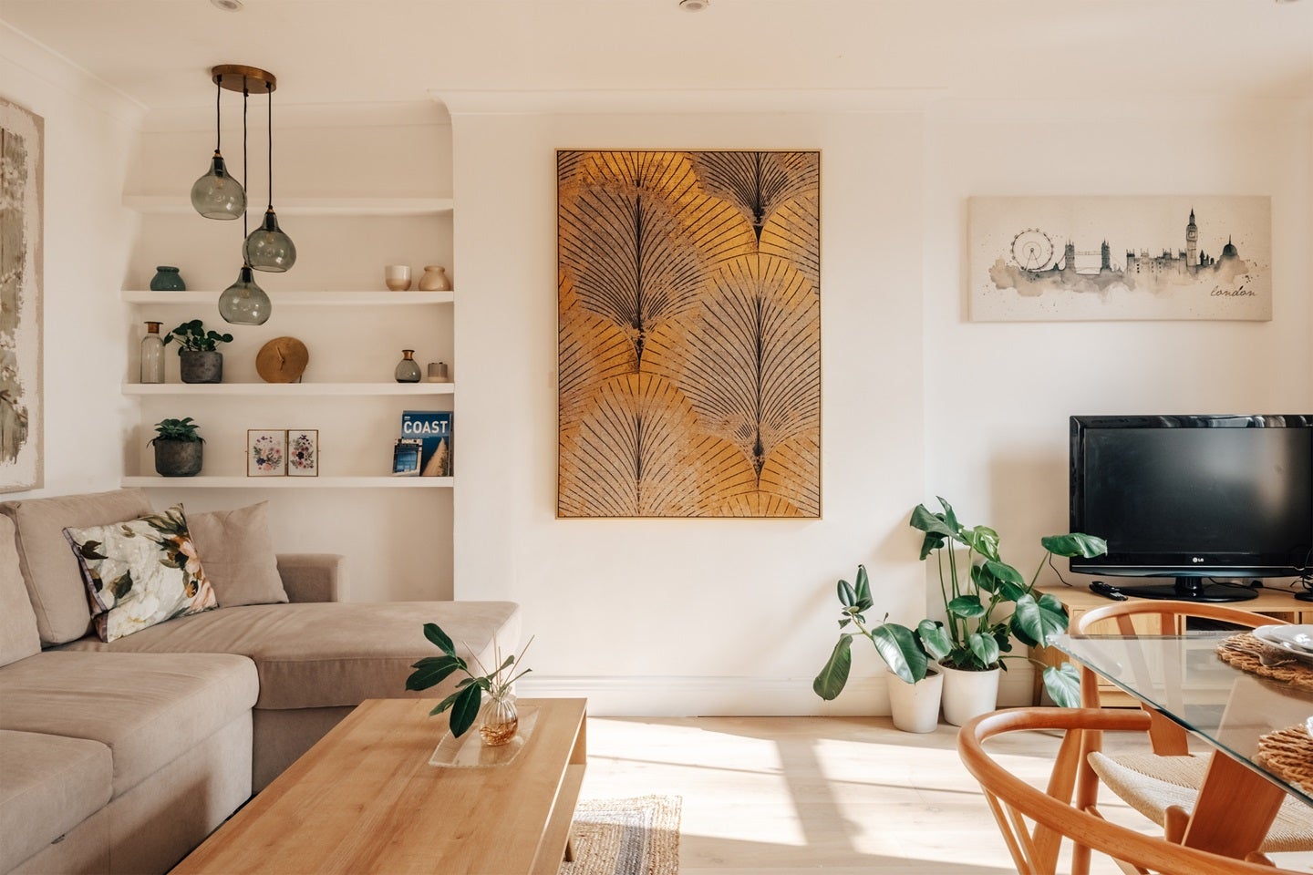 Flat Longridge Road in Greater London