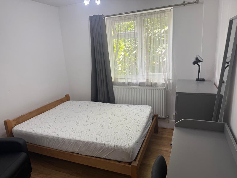 Room Atney Road in Greater London