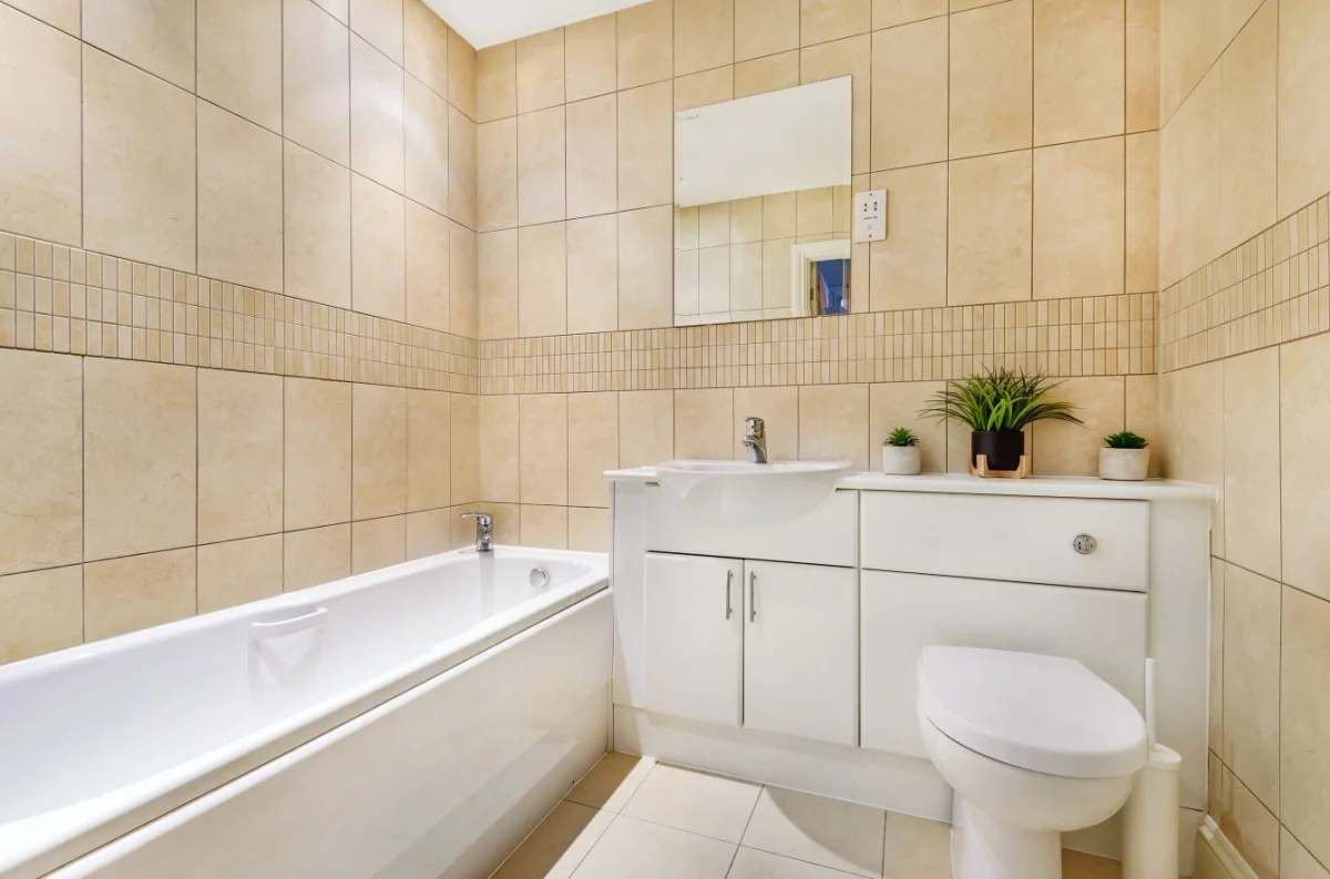 Flat Gordon Road in Surrey Heath