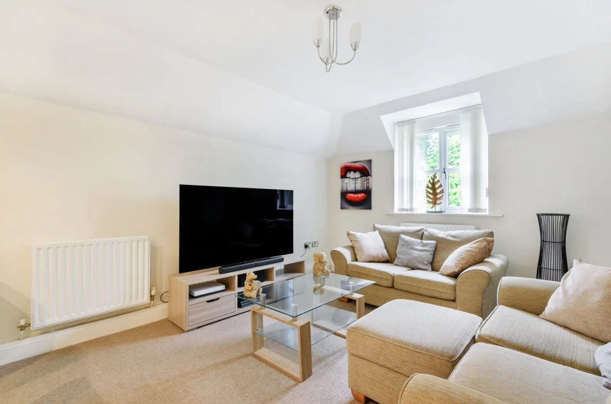 Flat Gordon Road in Surrey Heath
