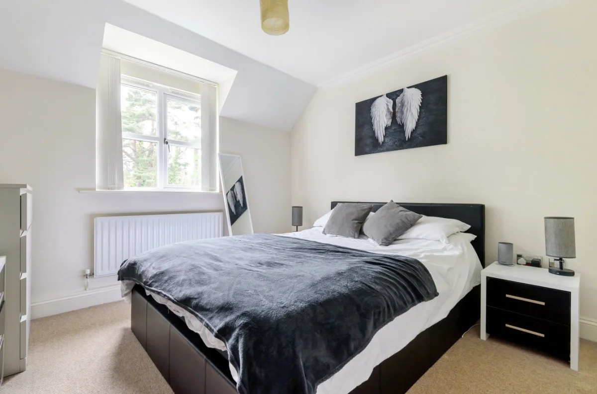 Flat Gordon Road in Surrey Heath