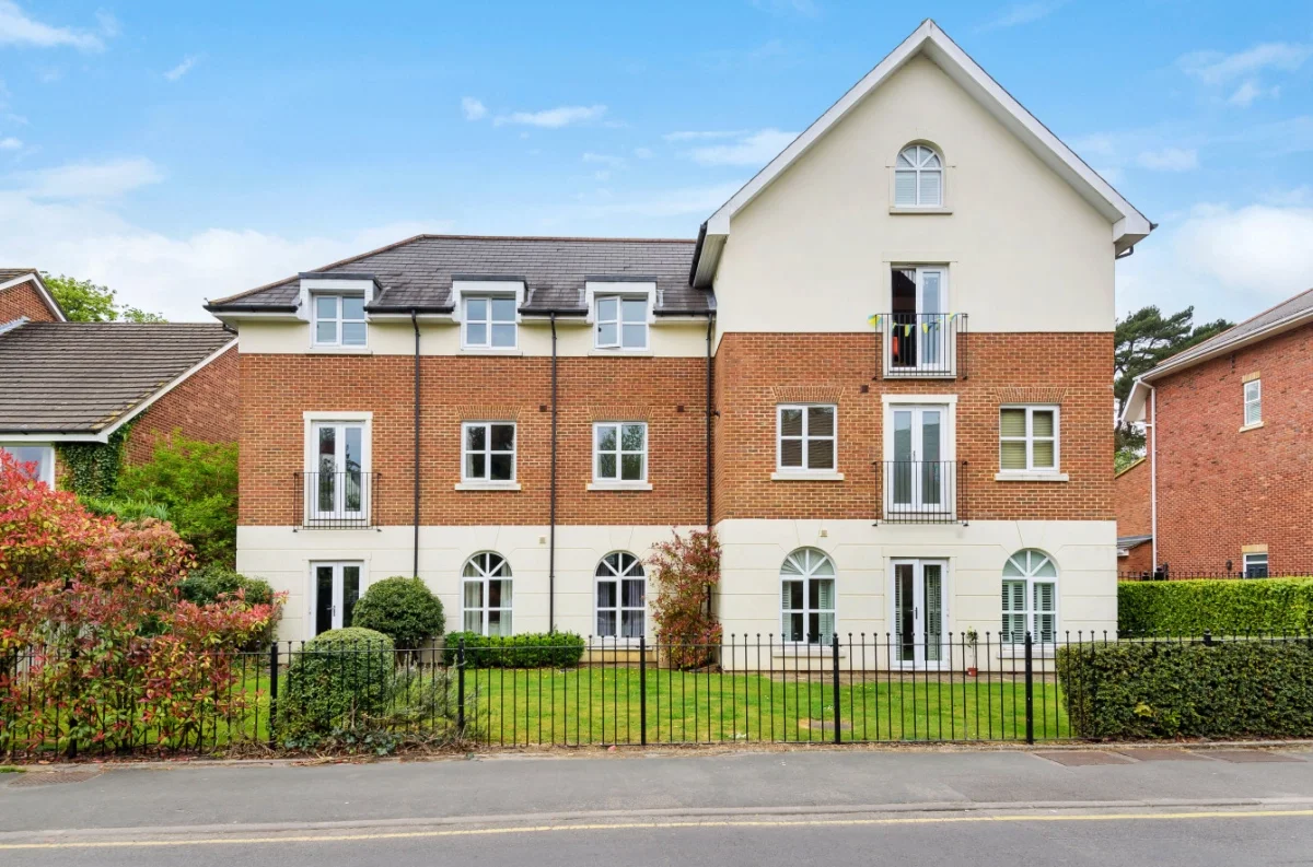 Flat Gordon Road in Surrey Heath