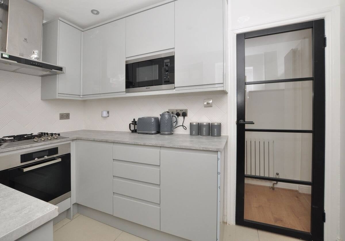 Flat Derwent Grove in Greater London