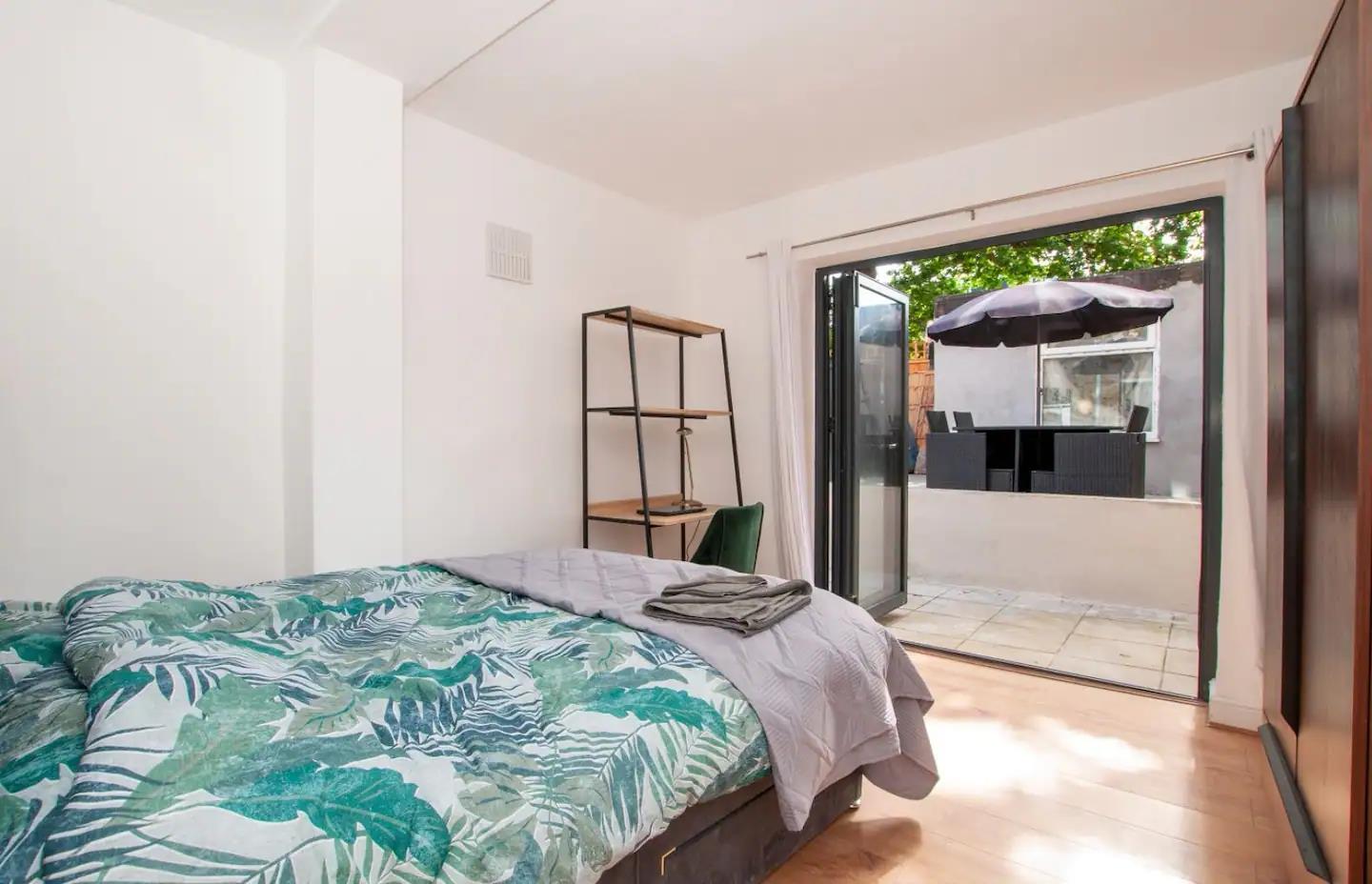 Flat Derwent Grove in Greater London