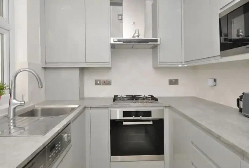 Flat Derwent Grove in Greater London