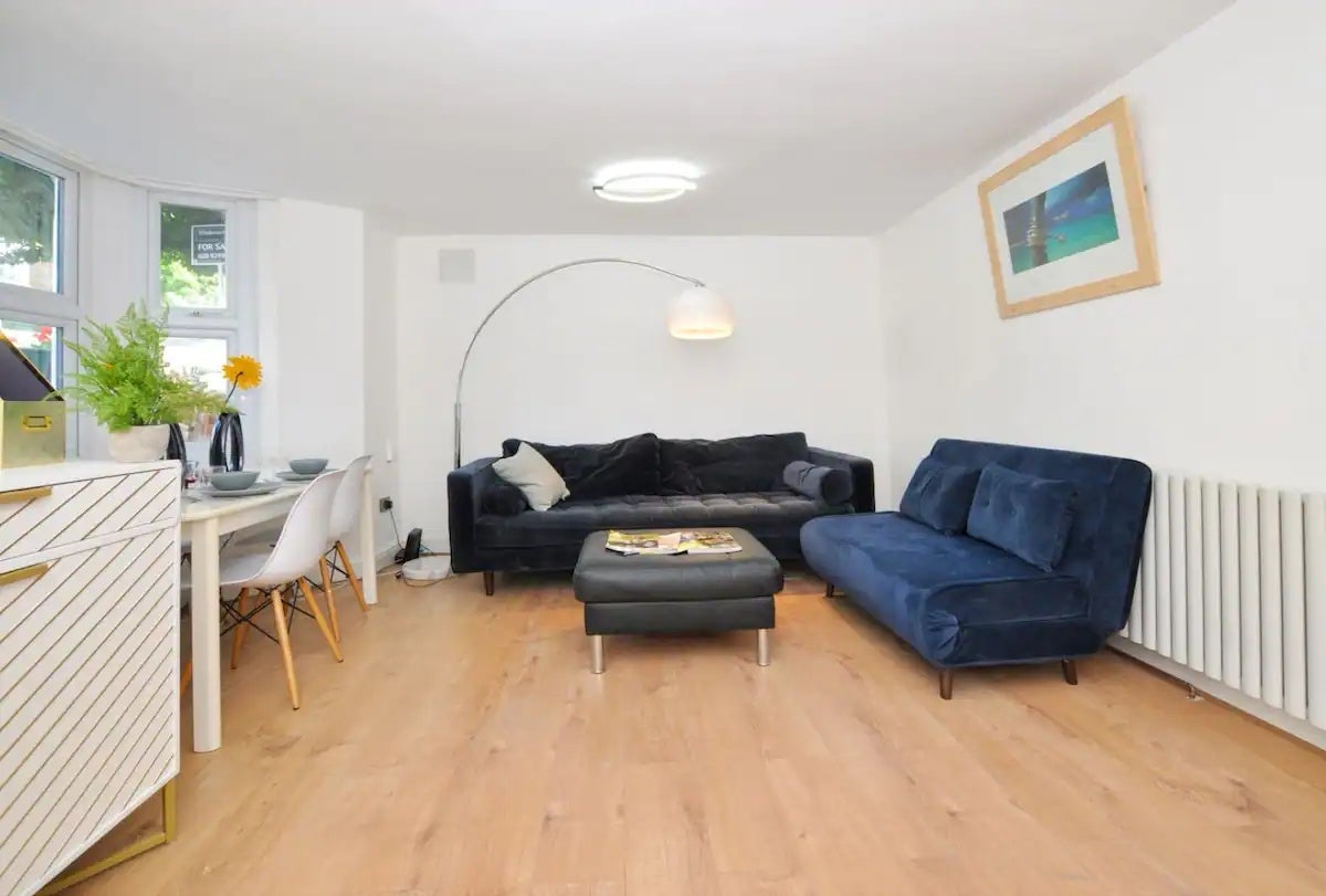 Flat Derwent Grove in Greater London