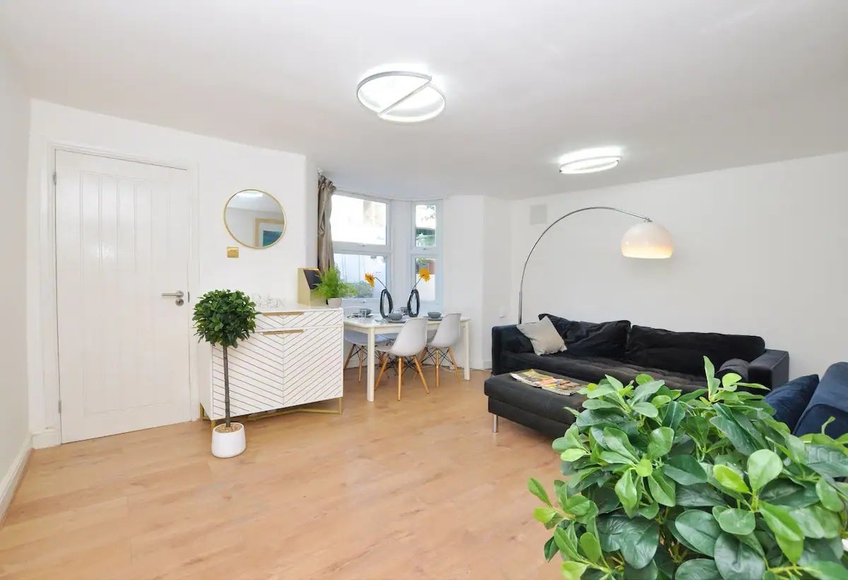 Flat Derwent Grove in Greater London