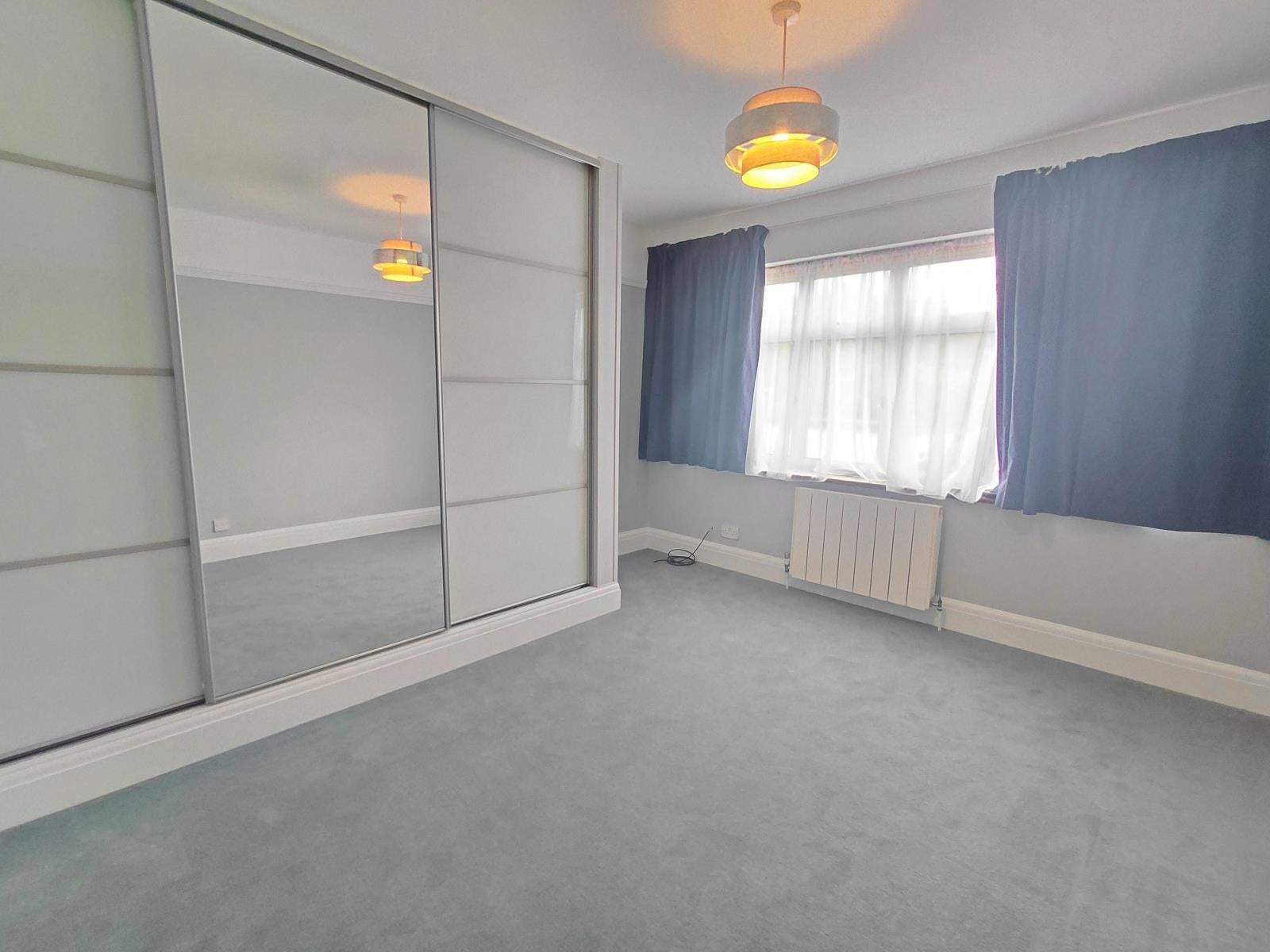 Room Friern Barnet Lane in Greater London
