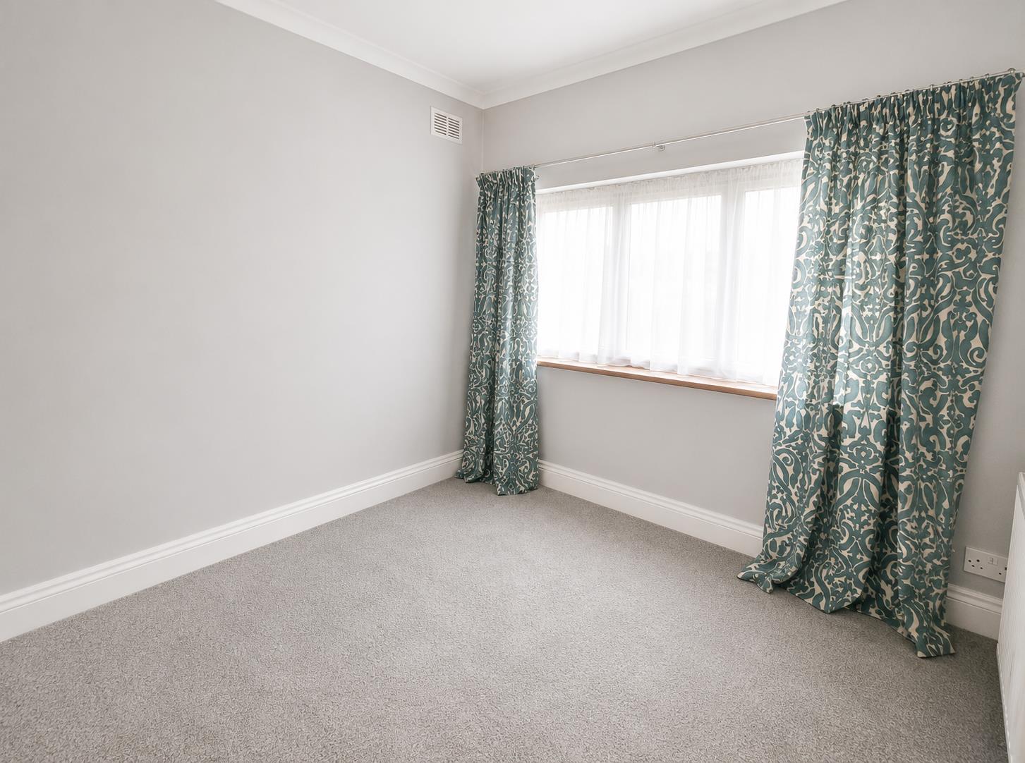 Room Friern Barnet Lane in Greater London