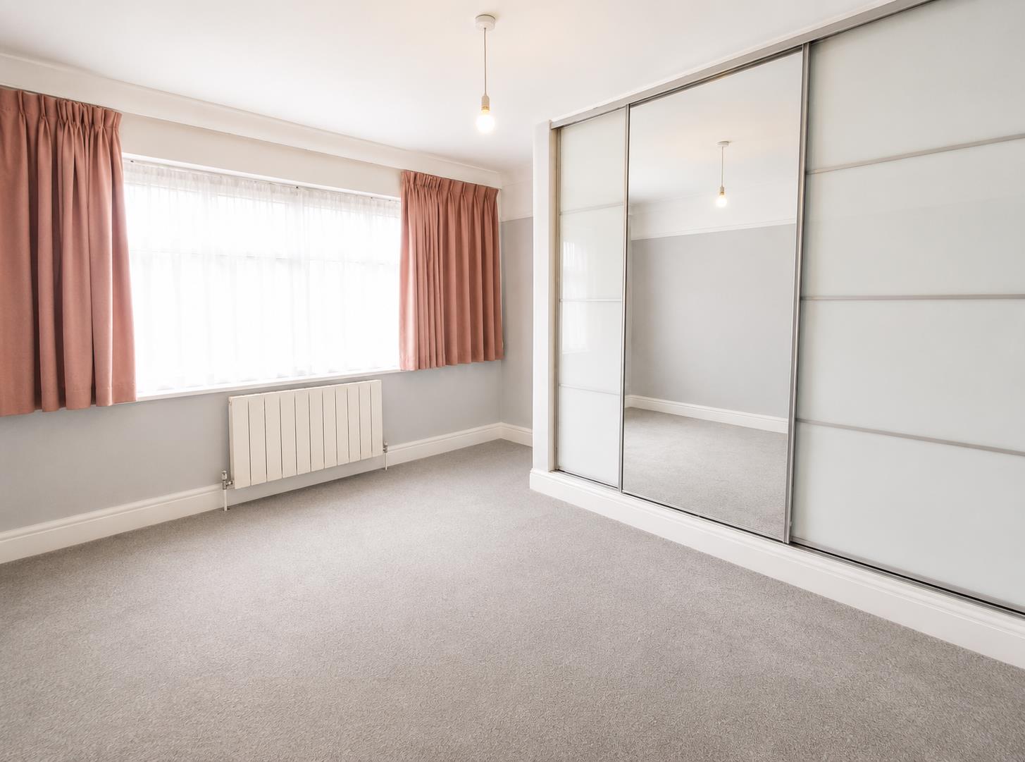 Room Friern Barnet Lane in Greater London
