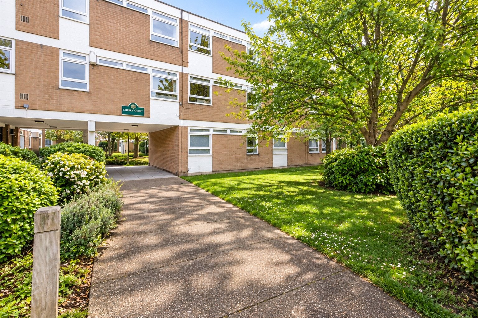 Flat Lacy Road in Greater London