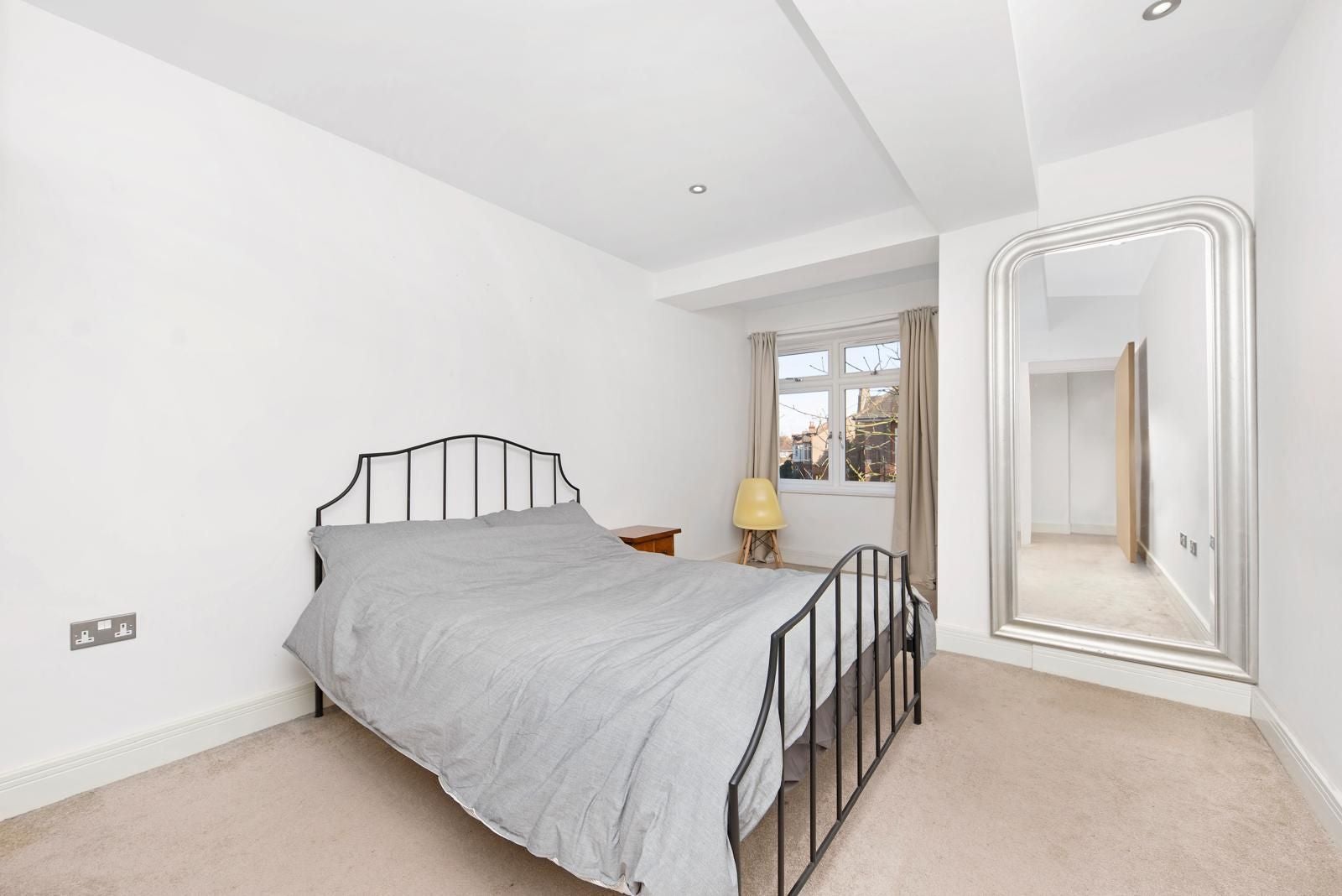 Flat Coombe Road in Greater London