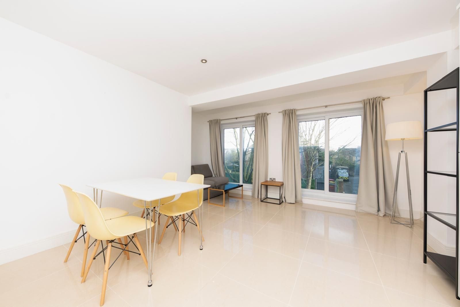 Flat Coombe Road in Greater London