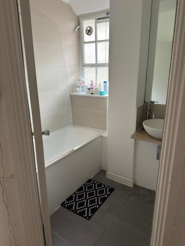 Room Frampton Street in City of Westminster