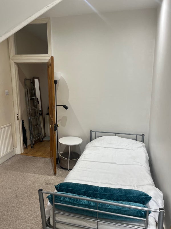 Room Twyford Avenue in Greater London