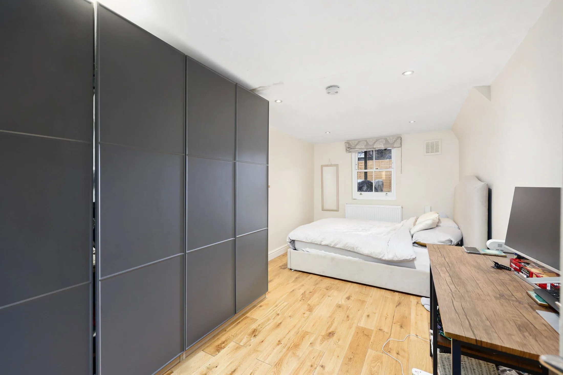 Flat Oval Place in Greater London