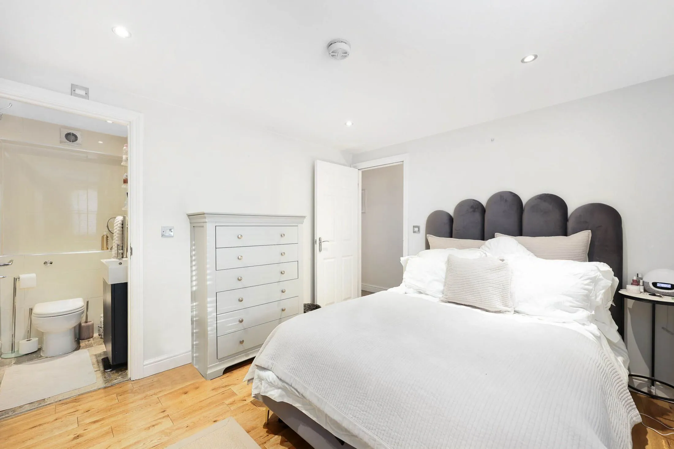 Flat Oval Place in Greater London