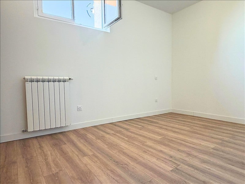 Flat Rue de la République in Saint-Étienne-du-Grès
