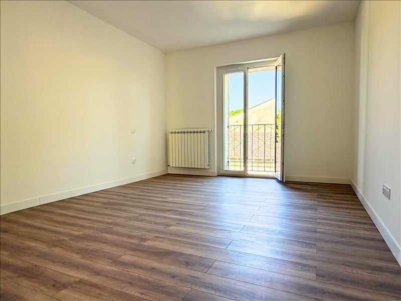 Flat Rue de la République in Saint-Étienne-du-Grès