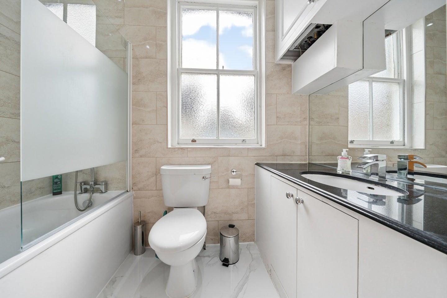 Flat Kensington High Street in Greater London