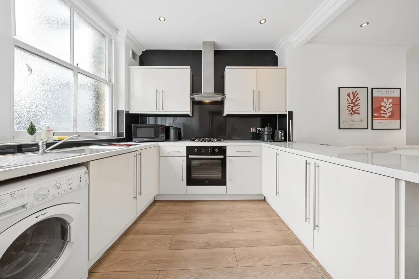 Flat Kensington High Street in Greater London