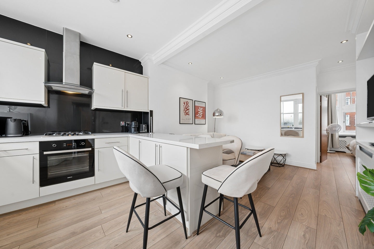 Flat Kensington High Street in Greater London
