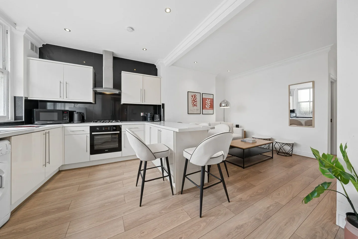Flat Kensington High Street in Greater London